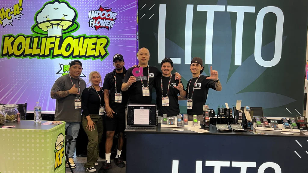 The LITTO team holding the 'Best Vape' Award at Alternative Products Expo in Nashville, Tennessee.